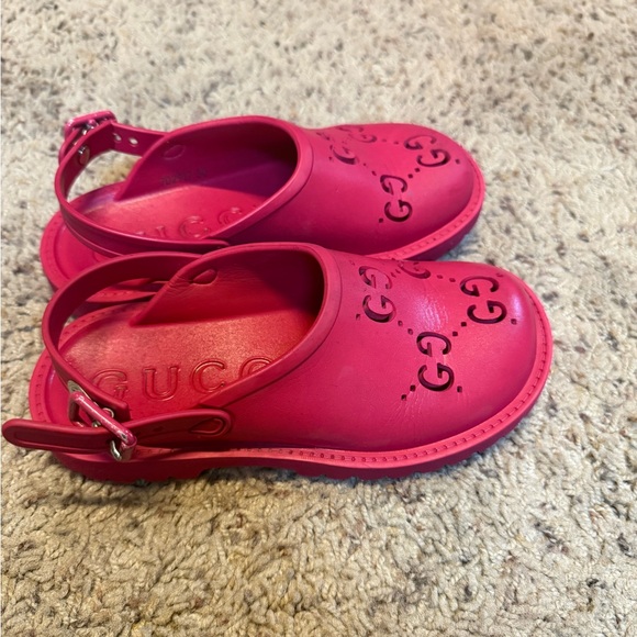 Gucci Red Sandals with Iconic Monogram Pattern - Picture 2 of 4